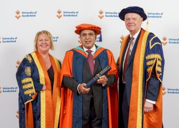 د محمد لطفى بتسلم تكريم جامعة بريطانية له