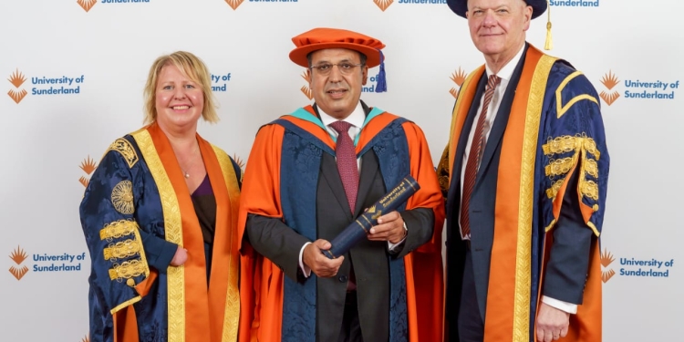 د محمد لطفى بتسلم تكريم جامعة بريطانية له