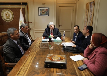 وزير التعليم العالى يستمع لشرح د قلينى عن الادوية الطبيعية فى مصر