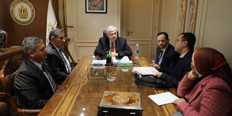 وزير التعليم العالى يستمع لشرح د قلينى عن الادوية الطبيعية فى مصر