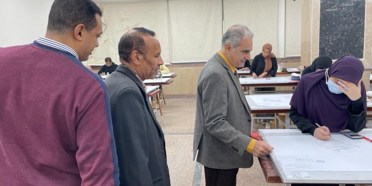 نائب رئيس جامعة أسوان يتابع امتحانات الفصل الدراسي الاول