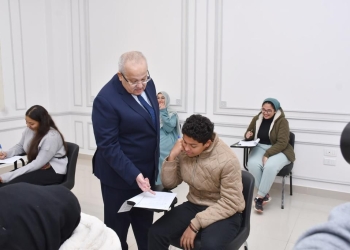 أول لجنة امتحانات فى جامعة القاهرة الدولية اليوم ..د.الخشت يتفقدها ويطمئن الطلاب
