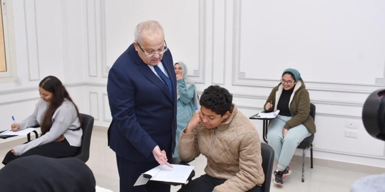 أول لجنة امتحانات فى جامعة القاهرة الدولية اليوم ..د.الخشت يتفقدها ويطمئن الطلاب
