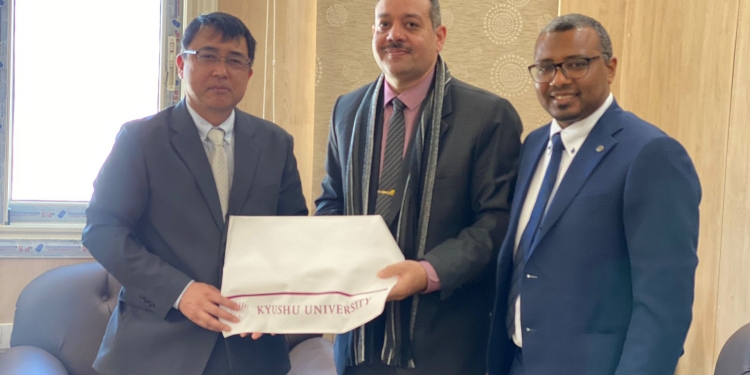 نائب رئيس جامعة أسوان يستضيف استاذ زائر من جامعة كيوشو اليابانية لبحث التعاون المشترك