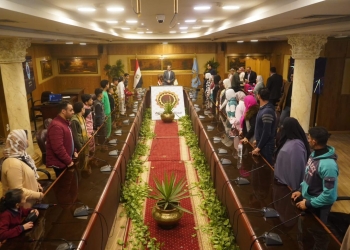 محافظ الغربية يسدد المصروفات ويوفر المستلزمات المدرسية لـ17 طالب