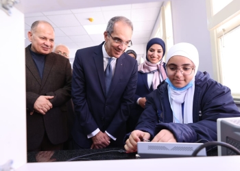 وزير الاتصالات يتفقد مدرسة WE للتكنولوجيا التطبيقية بأسيوط