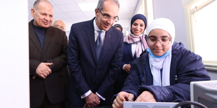 وزير الاتصالات يتفقد مدرسة WE للتكنولوجيا التطبيقية بأسيوط