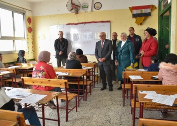 محافظ بورسعيد يطمئن على طلاب الشهادة الإعدادية في مادة الهندسة