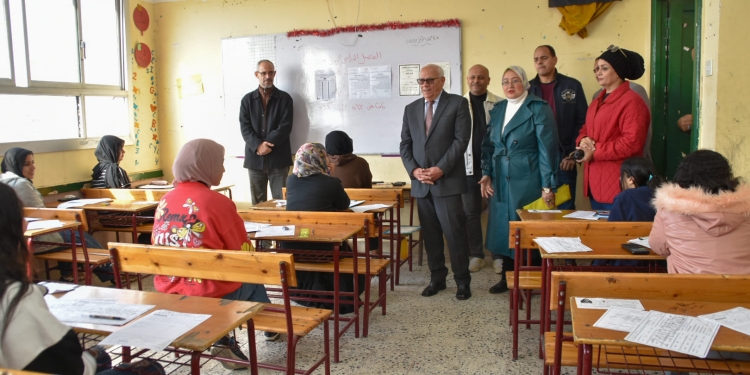 محافظ بورسعيد يطمئن على طلاب الشهادة الإعدادية في مادة الهندسة