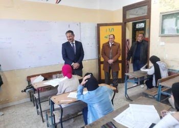 وكيل التعليم بالجيزة يطمئن على وضوح أسئلة امتحان الشهادة الإعدادية