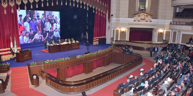جامعة القاهرة تحتفل بعيد العلم الـ 18 بتكريم عدد من الوزراء والشخصيات العامة ورجال الدولة و60 من علمائها