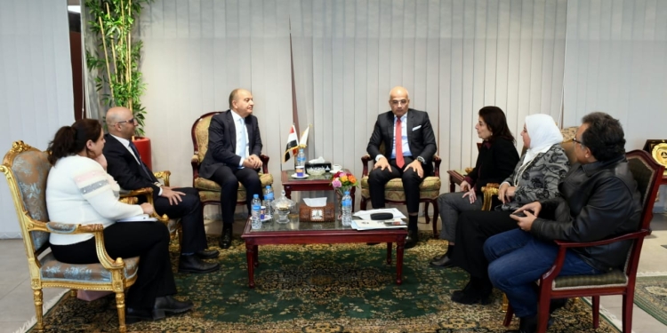 رئيس جامعة عين شمس يبحث التعاون الأكاديمي مع السفير الأردني