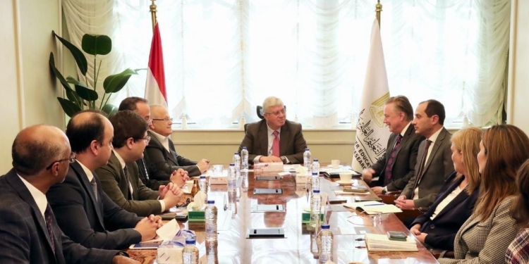 رئيس جامعة القاهرة يشارك في اجتماع وزير التعليم العالي بوفد الوكالة الأمريكية للتنمية الدولية في مصر