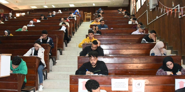 انتظام امتحانات الفصل الدراسي الأول بجامعة القناة