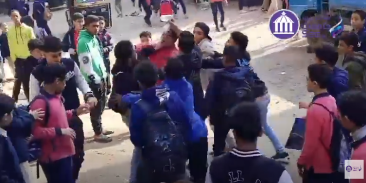 خناقة بالمطاوي أمام مدرسة خالد بن الوليد التجريبية بالبساتين "فيديو"