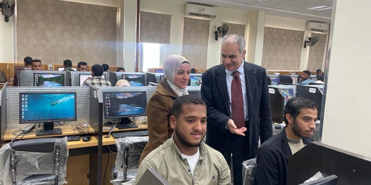 رئيس جامعة أسوان: انتظام الاختبارات الالكترونية لطلاب كلية التمريض