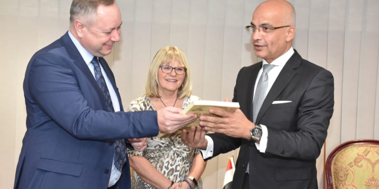 رئيس جامعة عين شمس يستقبل رئيس قطاع التعاون الدولي لجامعة إيست لندن