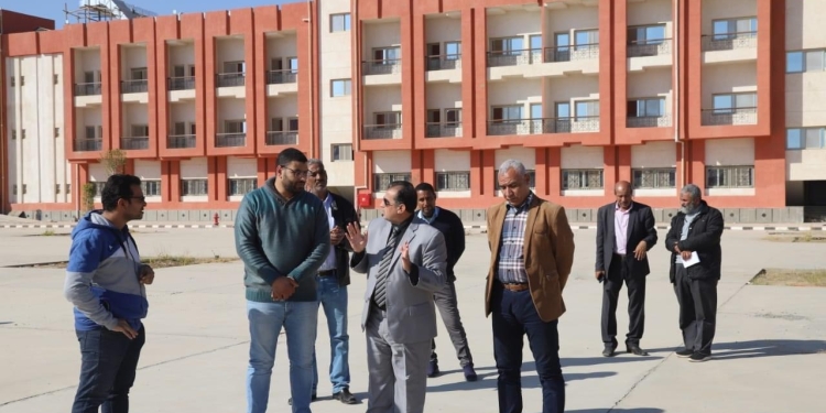 رئيس جامعة جنوب الوادي يتفقد كلية العلاج الطبيعى ومركز التأهيل