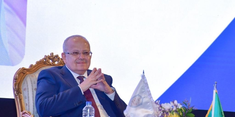 رئيس جامعة القاهرة يصدر قرارات بتعيين 13 قيادة جامعية جديدة و64 طبيبا مقيما بطب أسنان ومعهد الأورام