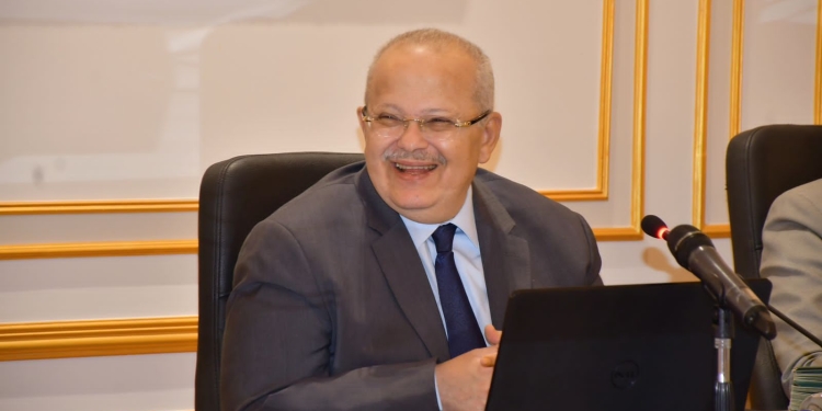 الخشت يتلقى تقريرا يرصد إنجازات جامعة القاهرة دوليا فى دورياتها ومجلاتها العلمية
