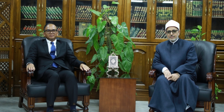 رئيس جامعة الأزهر يبحث مع سفير كمبوديا سبل توطيد التعاون العلمي