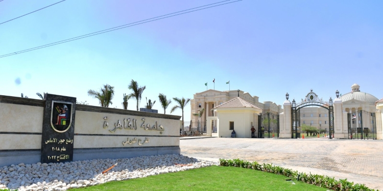 الخشت يستعرض تقريرًا عن الأنشطة الطلابية بجامعة القاهرة الدولية