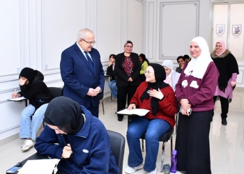 الخشت يتفقد لجان الامتحانات ببرامج جامعة القاهرة الدولية والتى تجرى لأول مرة هذا العام