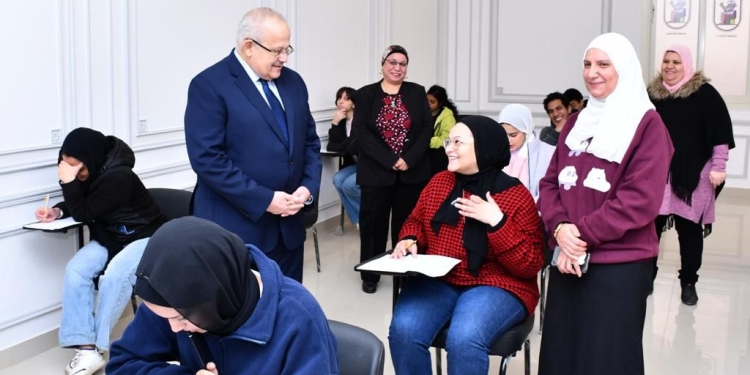 الخشت يتفقد لجان الامتحانات ببرامج جامعة القاهرة الدولية والتى تجرى لأول مرة هذا العام