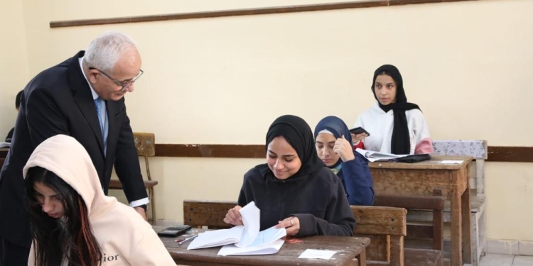 «حجازي» يتفقد امتحانات الترم الأول للشهادة الإعدادية بالجيزة