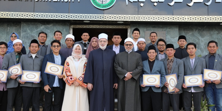 قيادات الأزهر يكرمون المشاركين في برنامج تعزيز كوادر علماء إندونيسيا