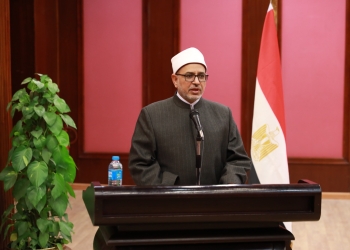 رئيس جامعة الأزهر يرحب بطلاب كليات الصيدلة المشاركين في مؤتمر (خطوة على الطريق) قائلًا لهم: أنتم أمل المستقبل