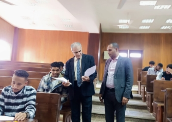 نائب رئيس جامعة أسوان يتفقد إمتحانات الفصل الدراسي الأول 