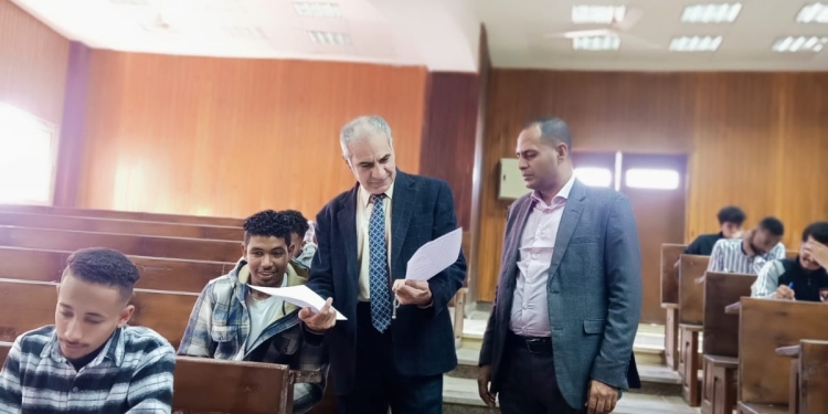 نائب رئيس جامعة أسوان يتفقد إمتحانات الفصل الدراسي الأول