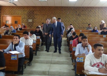 زيارة تفقدية لـ”رئيس جامعة المنيا” للجان امتحانات الفصل الدراسي الأول