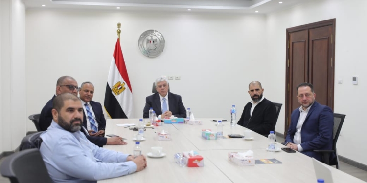 استعدادا لطرحها خلال العام الجاري ..عاشور يلتقي بفريق عمل السيارة الكهربائية