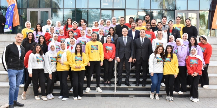 رئيس جامعة عين شمس يستقبل كورال هارموني عربي