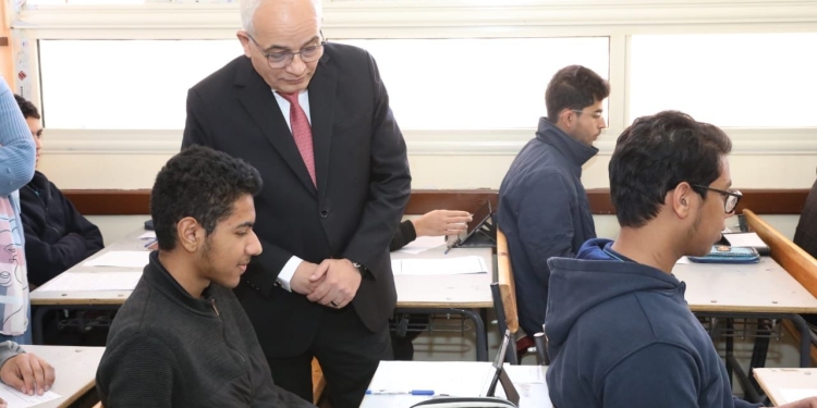 8 مميزات.. تربوي يعلق على قرارات عقد مراجعات نهائية مجانية لطلاب الإعدادية والثانوية 