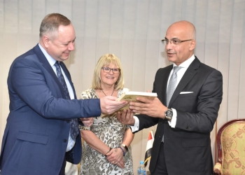 جامعتا عين شمس وإيست لندن تبحثان تحضيرات حفل خريجي الشهادات المزدوجة