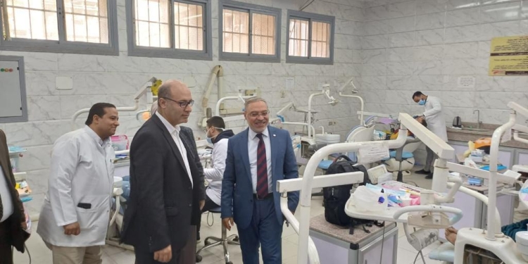 رئيس جامعة طنطا يتفقد العيادت الطبية بكلية طب الأسنان