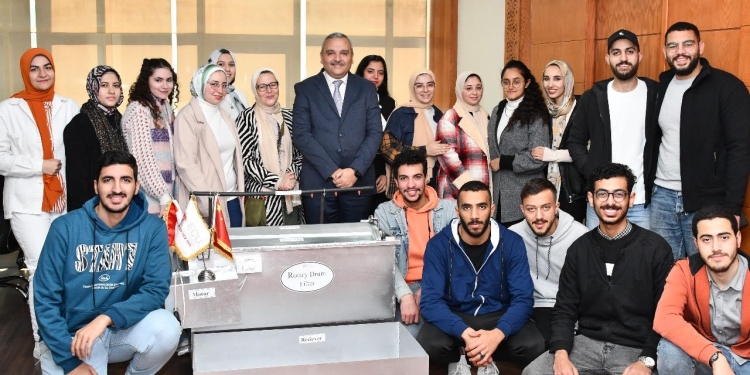 طلاب صيدلة الجامعة المصرية الصينية ينتجون أجهزة تدخل في مراحل صناعة الدواء