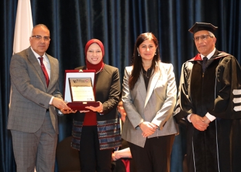 وزير الرى يكرم الطلاب بالجامعة البريطانية