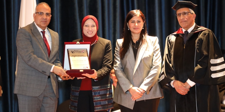 وزير الرى يكرم الطلاب بالجامعة البريطانية