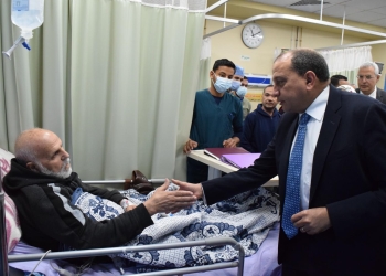 رئيس جامعة بني سويف يتفقد مصابي غزة بالمستشفى الجامعي