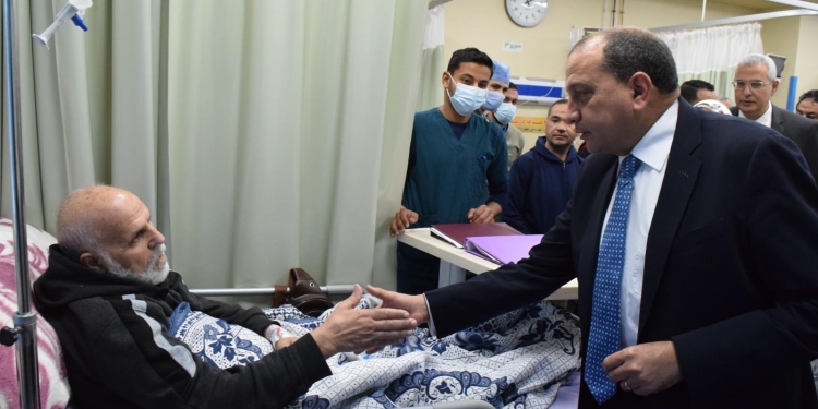 رئيس جامعة بني سويف يتفقد مصابي غزة بالمستشفى الجامعي