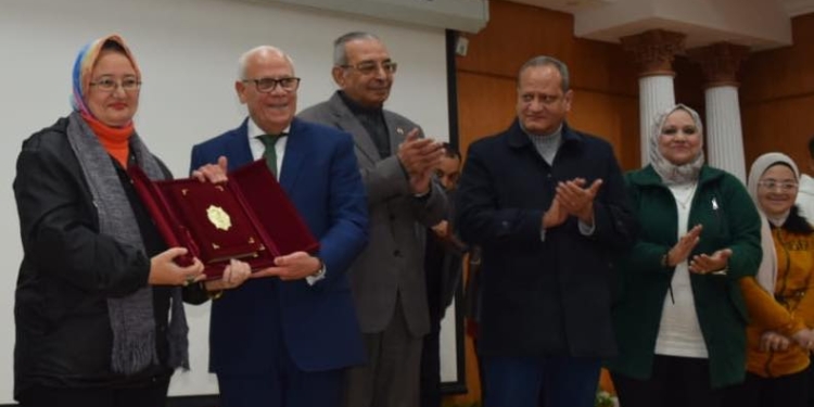 تعيين هالة عبدالسلام رئيس قطاع التعليم العام بالوزارة ومحافظ بورسعيد يكرمها