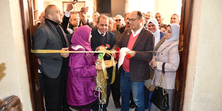 رئيس جامعة حلوان يفتتح مدرج 305 بكلية التكنولوجيا والتعليم