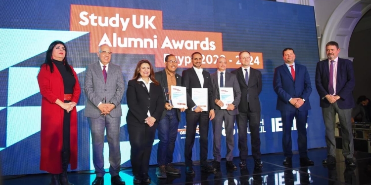 وزيرة الهجرة تشارك في احتفالية تكريم المتميزين من شباب خريجي الجامعات البريطانية