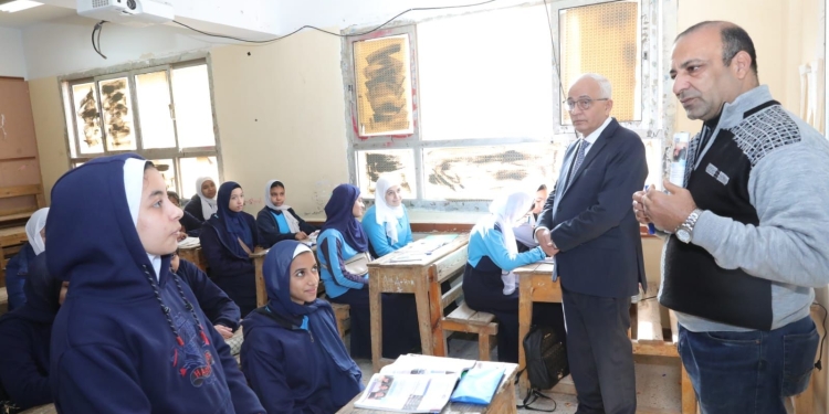 شارك طالب الثانوية العامة همومهم وتفهم حالتهم النفسية والمزاجية.