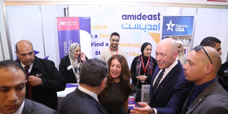 السفيرة الأمريكية بالقاهرة تتفقد أجنحة معرض وملتقى التعليم العالي والتدريب EduGate | صور