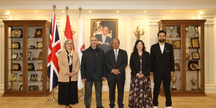 عمدة مدينة مانشستر بالمملكة المتحدة تفتتح معمل بكلية الفنون والتصميم  بالجامعة البريطانية